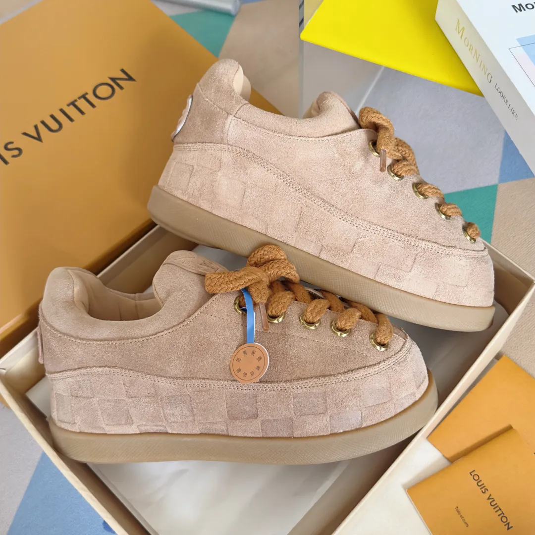 [L Family x Ingo joint model] Top P: 820💰 ▪️Size: Women's 35-40 (customized at 41.42 for women). Men's 39-44 (customized at 38.45.46) LV x Ingo joint model Top version Fatty Forrest Gump shoes Thick sole Couple model Casual sports shoes Original purchase and development Production LV Yeti lace-up shoes from LV Yeti The series combines Japanese "small feet" fashion aesthetics with classic Louis Vuitton elements in avant-garde strokes, subtly paying tribute to the traditional Japanese culture of taking off shoes when entering the house. The suede cow leather is partially embossed with Nigo's reinterpreted Damier pattern, and the comfortable casual shoe configuration highlights street style. Exquisite packaging at the delivery counter🛍📦 ▪️Fabric: Original imported first-layer cowhide ▪️Inner lining: Original custom-made breathable mesh ▪️Sole: Original molded non-slip TPU material ▪️Sole thickness: 5CM